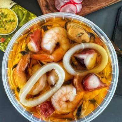 fishmo-marinovane-morske-plody Свежие морепродукты, первоклассная икра и грузинские вина в самом сердце Карловых Вар
